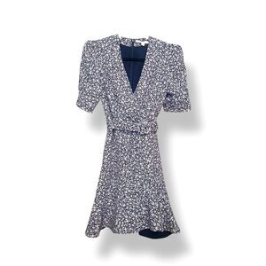 💙🤍𝐉𝐎𝐍𝐀𝐓𝐇𝐀𝐍 𝐒𝐈𝐌𝐊𝐇𝐀𝐈 “Evelyn” Blue floral Mini dress